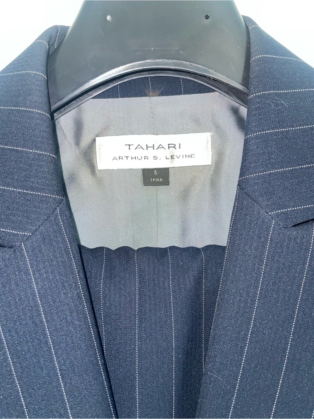Tahari Navy Pinstripe Pant Suit sz 6